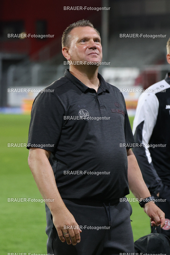 SV Wehen Wiesbaden - Rot-Weiss Essen | Wiesbaden, Deutschland, 22.08.2025Uwe Koschinat (Rot-Weiss Essen) schaut während des drittliga Spiels zwischen SV Wehen Wiesbaden und Rot-Weiss Essen am 22.08.2025 in der BRITA-Arena in Wiesbaden. (Foto von Timo Bluhmki-Schmidt/Brauer Fotoagentur