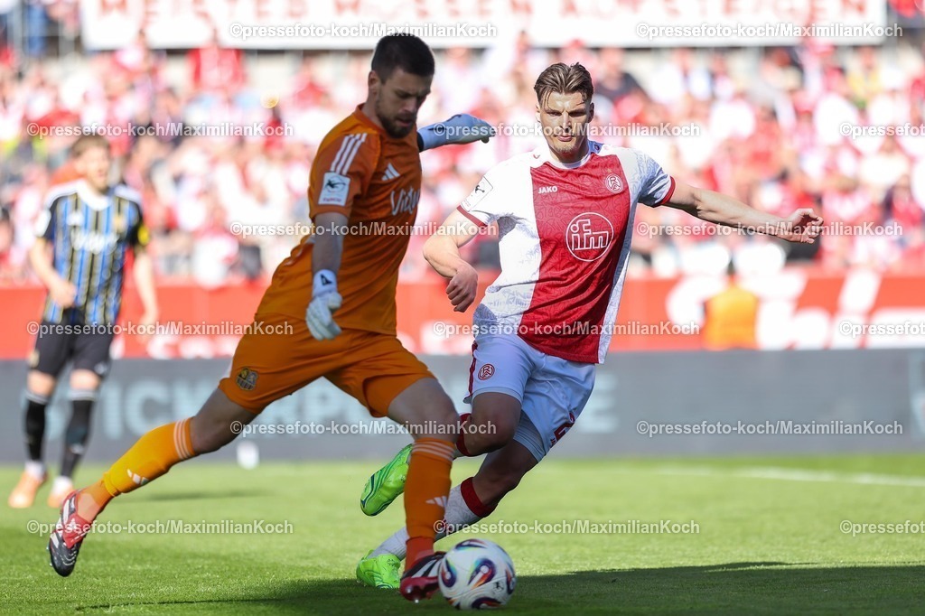 xKWIx26042601023 | 2026.04.26, xkwix, Fußball, 3.Liga, Rot-Weiss Essen - 1. FC Saarbrücken, Stadion an der Hafenstraße, 35.Spieltag, Saison 2025 / 2026: Marek Janssen (Rot-Weiss Essen #20) im Zweikampf gegen Phillip Menzel (1. FC Saarbrücken #13) DFB regulations prohibit any use of photographs as image sequences and or quasi-video. Photo: xKamilxWilkowskixPressefotoKochx