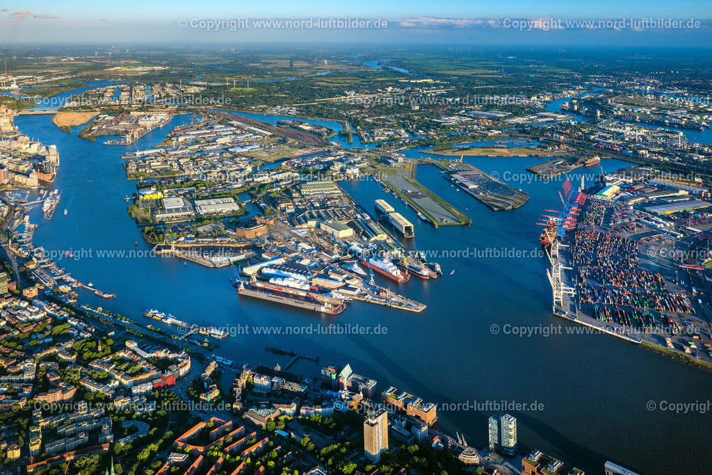 Hamburg_Steinwerder_Hafen_ELS_3288090823 | HAMBURG 09.08.2023 Hafenanlagen am Ufer des Hafenbeckens im Stadtteil Steinwerder in Hamburg. // Port facilities on the banks of the harbor basin in the Steinwerder district in Hamburg. Foto: Martin Elsen
