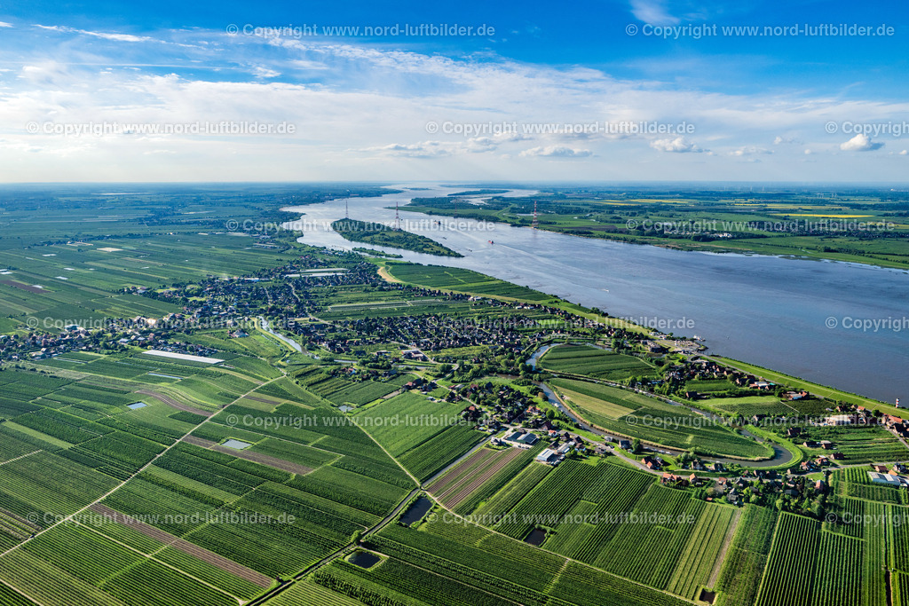 Grünendeich_ELS_0219070524 | GRüNENDEICH 07.05.2024 Ortschaft an den Fluss- Uferbereichen Lühe und Lüheanleger in Grünendeich im Bundesland Niedersachsen, Deutschland. Weiterführende Informationen bei: Landkreis Stade,  Lühe-Schulau Fähre,  Samtgemeinde Lühe. // Village on the river bank areas Luehe and Lueheanleger in Gruenendeich in the state Lower Saxony, Germany. Further information at: Landkreis Stade,  Luehe-Schulau Faehre,  Samtgemeinde Luehe. Foto: Martin Elsen