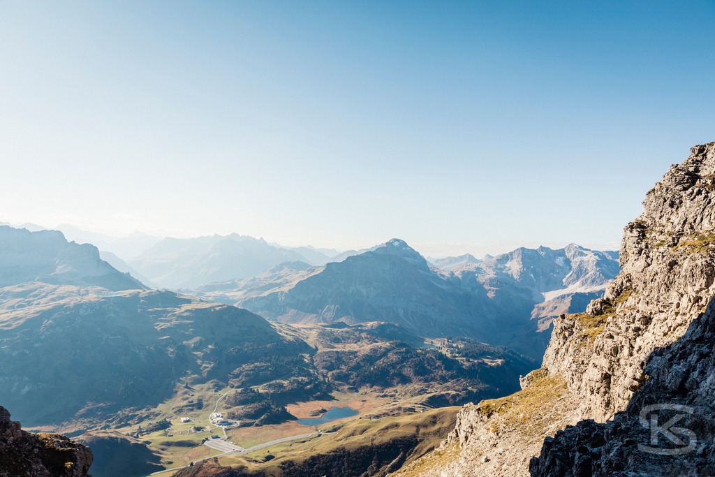 Aufstieg Großer Widderstein, Vorarlberg – Alpenpanorama | Weitläufiges Alpenpanorama während des Aufstiegs zum Großen Widderstein in Vorarlberg. Der Blick reicht über herbstliche Berglandschaften hin zur markanten Mohnenfluh. - Realisiert mit Pictrs.com
