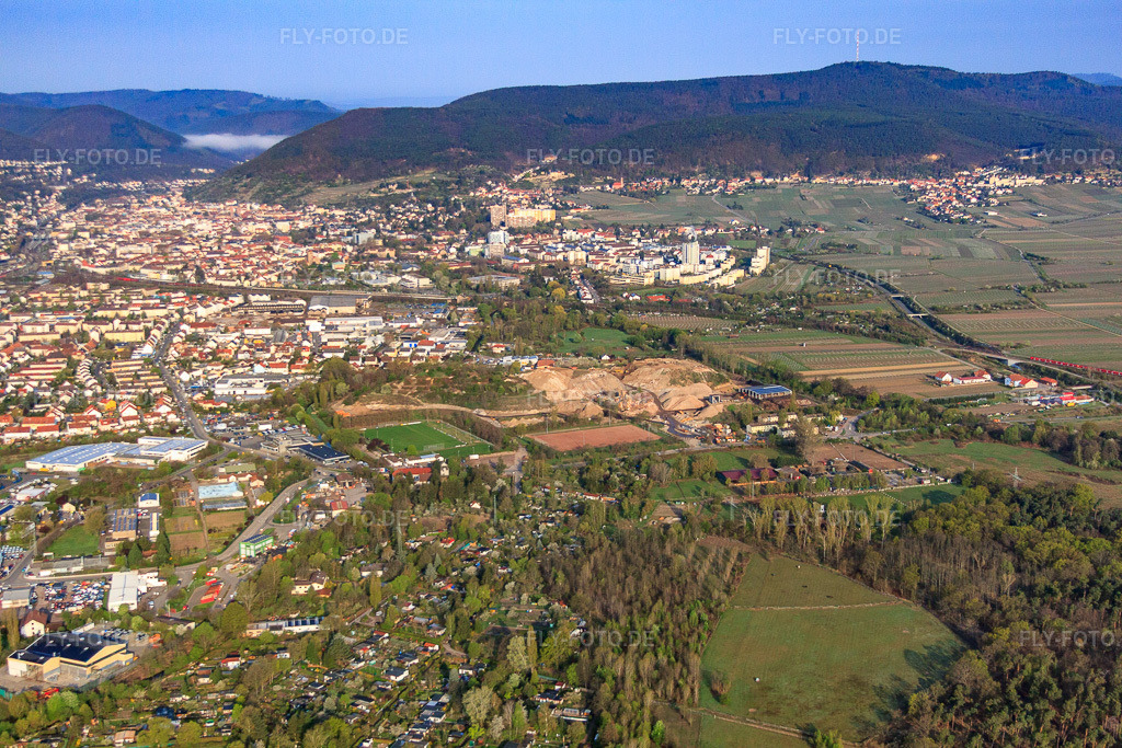 Luftbild: Ortsteil Branchweiler von Osten mit Rothenbusch Dauerkleingärten in Neustadt an der Weinstraße im Bundesland Rheinland-Pfalz in Deutschland. Foto: IMG_49615.jpg vom 13.04.2012 durch Werner Riehm/FLY-FOTO.deAuflösung des Originals: 4752 x 3168 px