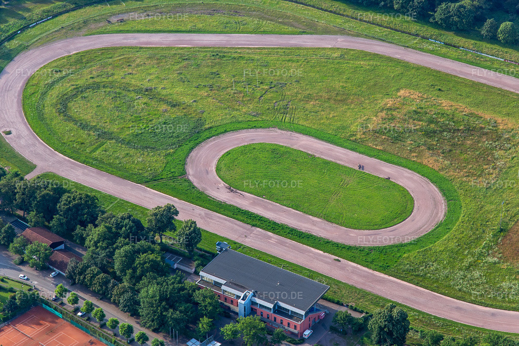 Luftbild: Sandbahnrennbahn des Renn- und Reitverein Herxheim e.V. und Speedway des Motorsportvereinigung Herxheim in Herxheim bei Landau im Bundesland Rheinland-Pfalz in Deutschland. Foto: IMG_142884.jpg vom 19.07.2024 durch Werner Riehm/FLY-FOTO.deWWW.RRV-HERXHEIM.DE