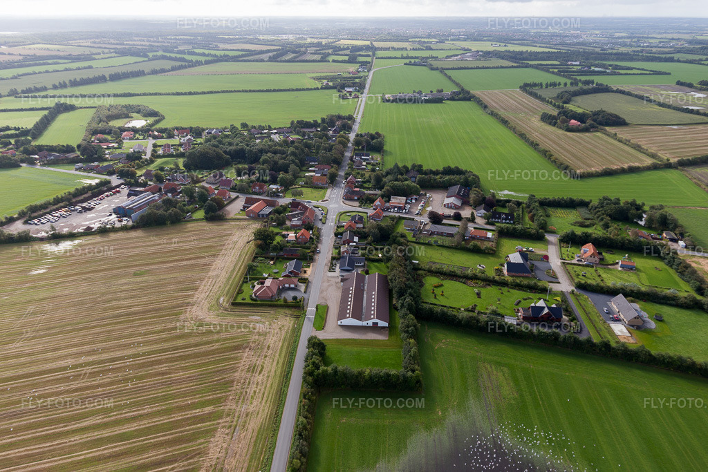 Aerial view: Luxury villas in a residential area of a single-family home development in Jutland in Varde in the state South Denmark, Denmark.Photo: IMG_103491.jpg taken on 09/16/2017 by Werner Riehm/FLY-FOTO.comResolution of the original: 5472 x 3648 px