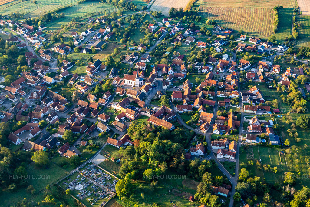 Aerial view: View of the town from the north in Lampertsloch in the state Bas-Rhin, France. – Photo: IMG_139162.jpg taken on 10/01/2023 by Werner Riehm/FLY-FOTO.com – Resolution of the original: 5472 x 3648 px