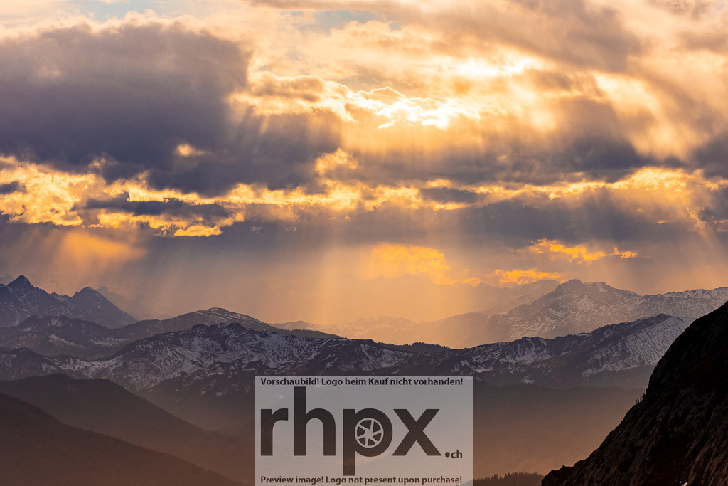 Lichtstrahlen über den Gipfeln | <p><strong>Licht. Wolken. Dramatik.</strong></p>
<p>Spektakuläre Sonnenstrahlen durchbrechen die dichte Wolkendecke.  Bild auf dem Pilatus entstanden.</p>
<p>Wähle unter "Produktauswahl" dein Wunschformat: Vom klassischen Wandbild über Puzzle & Tassen bis zum digitalen Download (z.B. als Handy-Hintergrund).</p>
<br> - Realisiert mit Pictrs.com