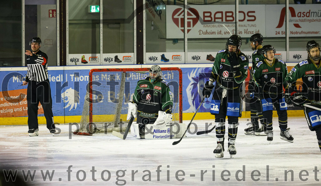 2023-03-03_101_TSV_Erding_gegen_ESC_Kempten | Erding, Deutschland, 03.03.2023:
Eishockey, Bayernliga Playoffs 2022 / 2023, Viertelfinale, TSV Erding gegen ESC Kempten, Endergebnis: 9:3

Torwart Christoph Schedlbauer (Erding Gladiators, #31), Simon Franz (Erding Gladiators, #4), Sebastian Busch (Erding Gladiators, #11)

Foto: Christian Riedel / fotografie-riedel.net