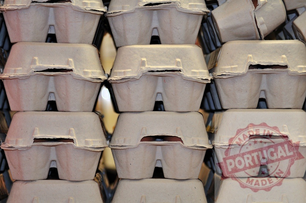 Stack of empty egg cartons forming a pattern | Close-up of stacked empty egg cartons creating a repetitive pattern - Realisiert mit Pictrs.com