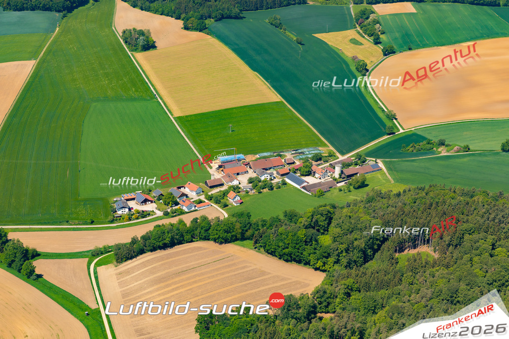 Das Luftbild zeigt : Pestendorf Weng - Die Luftaufnahme wurde 2024 vom UL-Flugzeug aus erstellt ( keine Drohne ) - Hochauflösende Luftaufnahme - Für grossformatige Ausdrucke geeignet. Die Geschenkidee !Mit Lizenz und Bildrechte bestellbar