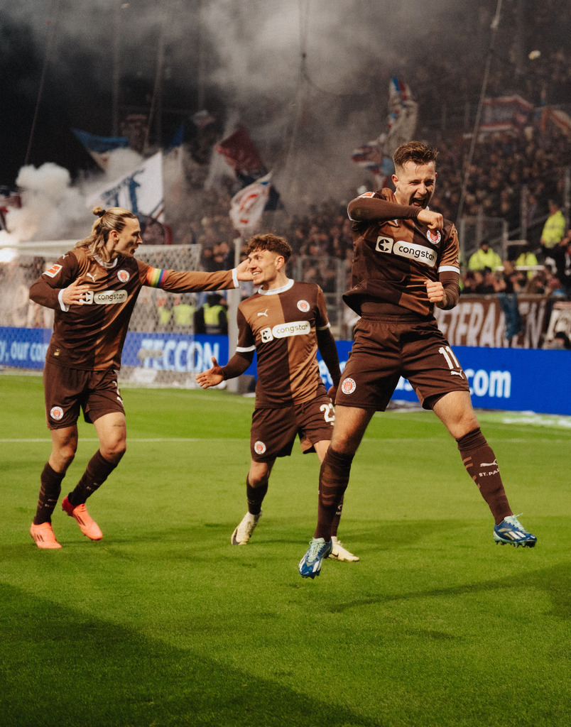 FCS08220 | Der offizielle Shop für FC St. Pauli Fotos. Wähle aus Spielszenen & Fanmomenten dein FCSP Wunschformat. Wir liefern Millerntor-Atmosphäre.