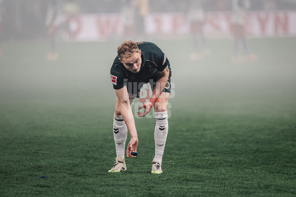 Fußball | Männer | Saison 2025/2026 | 1. Fußball-Bundesliga | 13. Spieltag | Hamburger SV vs. SV Werder Bremen | 07.12.2025 | Jens Stage (#06, SV Werder Bremen) entsorgt Pyrotechnik Feuerwerk der HSV Fans