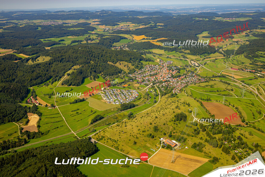 Das Luftbild zeigt :  Gomadingen - Die Luftaufnahme wurde 2024 vom UL-Flugzeug aus erstellt ( keine Drohne ) - Hochauflösende Luftaufnahme - Für grossformatige Ausdrucke geeignet. Die Geschenkidee !Mit Lizenz und Bildrechte bestellbar