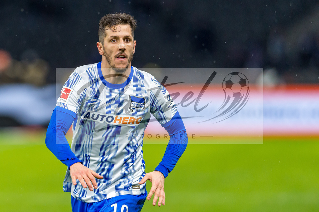 BSCRBL20220220_176 | Fussball, Herren: Stevan Jovetic (Hertha BSC) schaut bei dem Spiel der 1. Bundesliga zwischen Hertha BSC und RB Leipzig im Olypiastadion am 20.02.2022 in Berlin, Deutschland.DFB / DFL REGULATIONS PROHIBIT ANY USE OF PHOTOGRAPHS AS IMAGE SEQUENCES AND/OR QUASI-VIDEO. - Realisiert mit Pictrs.com