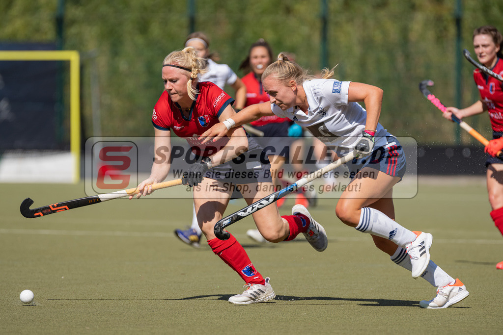 HK_20220903_109621 | 1. Bundesliga Damen Düsseldorfer HC - Berliner HC am 3.9.2022 DHC Düsseldorf, Düsseldorf , Sara Strauss ( Düsseldorfer HC #11 ) , Sophie Stiebitz Malin ( Berliner HC #23 )