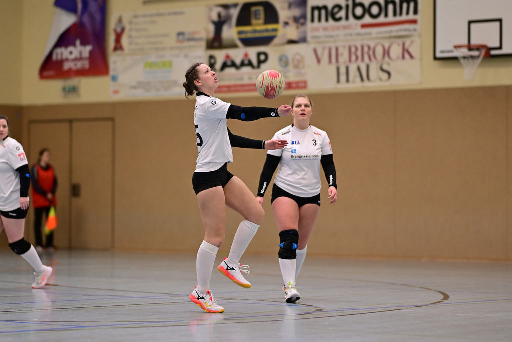 Faustball I Frauen I Saison 2025-2026 I Bundesliga Nord I 7c. Spieltag I MTV Wangersen - Ohligser TV | Der Sportfotograf. - Realisiert mit Pictrs.com
