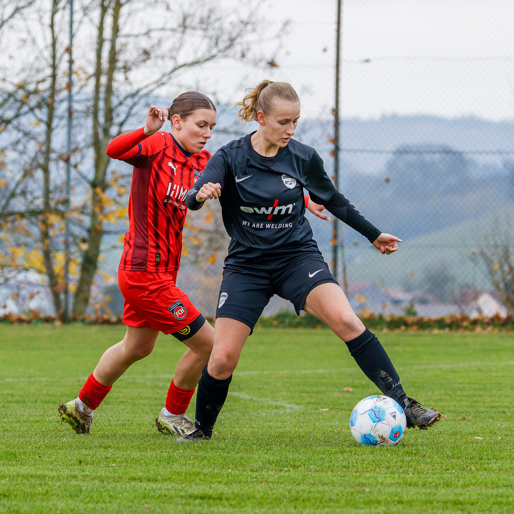 HOHFCH_251109_6243 | 1.FC Heidenheim 1846 II vs. GAST, Fußball, Frauen, Bezirksliga, 2025/2026, X. Spieltag, 03.10.2025 in Heidenheim, Kunstrasen b. Voith-Arena West(Foto: Michael Bulling) - Realisiert mit Pictrs.com