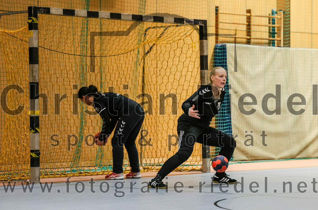 2024-02-10_003_SpVgg_Altenerding_gegen_SVA_Palzing | Erding, Deutschland, 10.02.2024:
Handball, Bezirksoberliga Frauen Altbayern 2023 / 2024, 14. Spieltag, SpVgg Altenerding gegen SVA Palzing, Endergebnis: 27:28

Torfrau Anna-Lena Schmitt (SpVgg Altenerding, #99), Torfrau Hanna Obermair (SpVgg Altenerding, #1)

Foto: Christian Riedel / fotografie-riedel.net