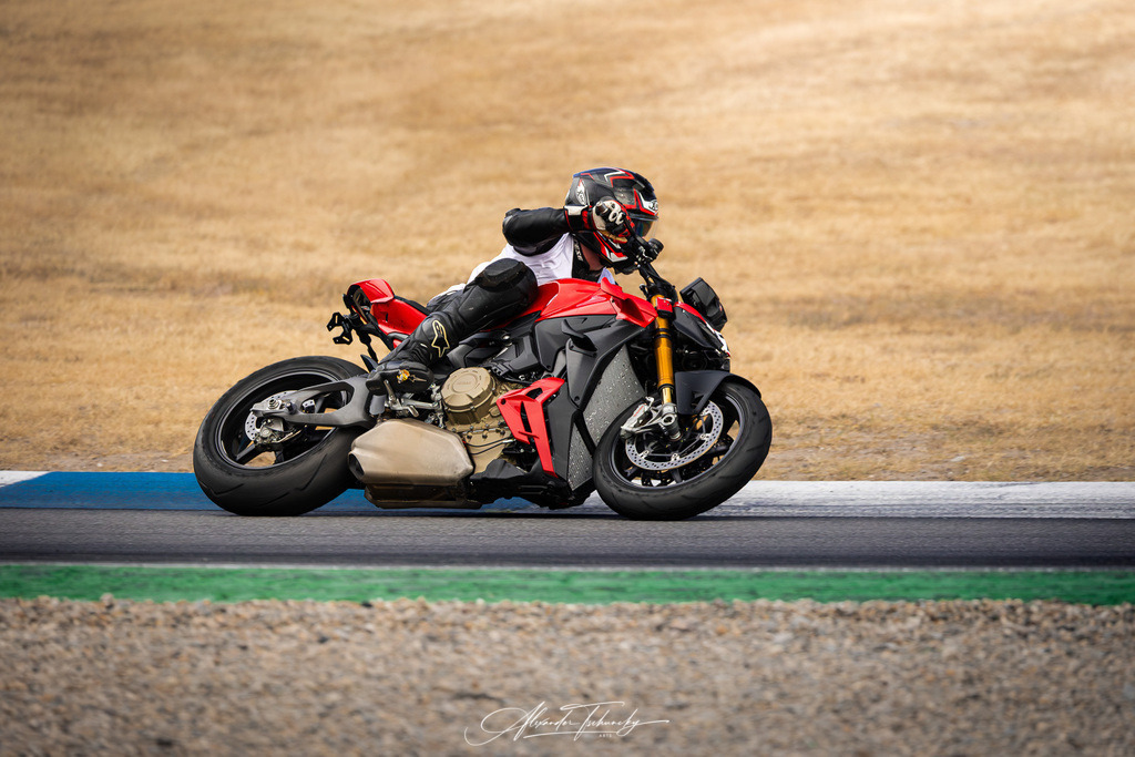 Ducati Trackday Hockenheimring 2026 | Entdecken Sie die faszinierende Welt von Alexander Tschuncky Arts: Kreative Fotografie, atemberaubende Automobilkunst und hochwertiger Bilderdruck. Lassen Sie sich inspirieren! - Realisiert mit Pictrs.com