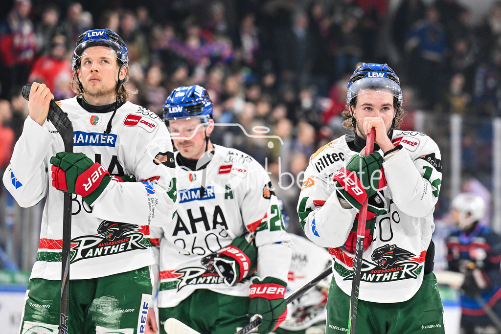 Nürnberg Ice Tigers - Augsburger Panther | NUREMBERG, GERMANY - 23. JANUARY: Hängende Köpfe bei den Spielern der Gäste nach dem Match zwischen den Nürnberg Ice Tigers und den Augsburger Panthern am 42. Spieltag der Penny DEL in der PSD Bank Nürnberg Arena / Moritz WIRTH (Augsburger Panther 9) und D. J. BUSDEKER (Augsburger Panther 14)