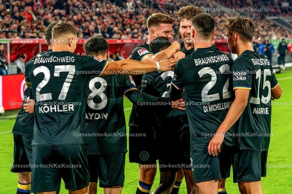 xKKU17102501011 | 17.10.2025, xKKUx, Fußball, Fortuna Düsseldorf - Eintracht Braunschweig, 2. Fußball Bundesliga, Merkur Spiel-Arena, Saison 2025 2026: Torjubel nach dem Tor zum 1:0  durch Torschütze Christian Conteh&nbsp;(Braunschweig #32)  zusammen mit   Sven Köhler&nbsp;(Braunschweig #27) Mehmet Aydin&nbsp;(Braunschweig #08) Fabio Di Michele Sanchez&nbsp;(Braunschweig #22) Max Marie&nbsp;(Braunschweig #15) DFB regulations prohibit any use of photographs as image sequences and or quasi-video.