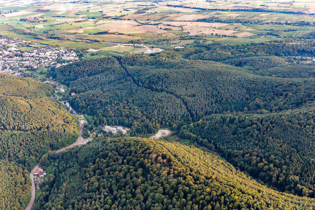 Baustelle des Tunnelportals West für den Astrid-Tunnel zur Unterquerung und Ortsumgehung von Bad Bergzabern zwischen  B427 (Kurtalstraße)  und B38 (Weinstraße) www.bemo.net www.lbm.rlp.de www.bad-bergzabern.de www.herrenknecht.com | Luftbild: Baustelle des Tunnelportals West für den Astrid-Tunnel zur Unterquerung und Ortsumgehung von Bad Bergzabern zwischen  B427 (Kurtalstraße)  und B38 (Weinstraße) www.bemo.net www.lbm.rlp.de www.bad-bergzabern.de www.herrenknecht.com in Bad Bergzabern im Bundesland Rheinland-Pfalz in Deutschland. Foto: IMG_139092.jpg vom 30.09.2023 durch ©2025 Werner Riehm fly-foto.de/copyright - Realisiert mit Pictrs.com