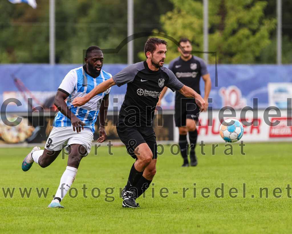 2023-08-05_082_FC_Langengeisling_gegen_SVN_Muenchen | Erding, Deutschland, 05.08.2023:
Fußball, Bezirksliga Oberbayern Ost 2023 / 2024, 2. Spieltag, FC Langengeisling gegen SVN München, Endergebnis: 1:3

Rachid Teouri (SVN München, #9), Lucas Seeholzer (FC Langengeisling, #2)

Foto: Christian Riedel / fotografie-riedel.net