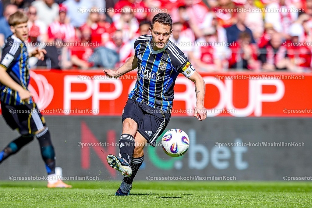 xKWIx26042601056 | 2026.04.26, xkwix, Fußball, 3.Liga, Rot-Weiss Essen - 1. FC Saarbrücken, Stadion an der Hafenstraße, 35.Spieltag, Saison 2025 / 2026: Patrick Sontheimer (1. FC Saarbrücken #6)  DFB regulations prohibit any use of photographs as image sequences and or quasi-video. Photo: xKamilxWilkowskixPressefotoKochx