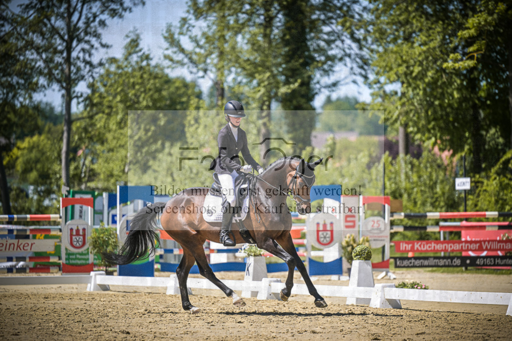 DOS_8864 | Entdecke hochwertige Reitturnierfotos von Foto Oger. Professionell, emotional und authentisch – jetzt Lieblingsmomente im Shop bestellen.Deutschlandweite Turnierfotografie. - Realisiert mit Pictrs.com