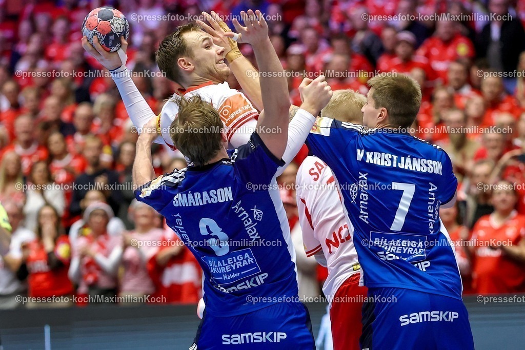 EHF30012603087 | 30.01.2026, Handball, Men's EHF EURO 2026, Dänemark - Island, Jyske Bank Boxen in Herning, Dänemark, Semi Finals:   Mathias Gidsel (Denmark #19) im Zweikampf gegen   Janus Dadi Smarason (Iceland #03)  Viggo Kristjansson (Iceland #07)