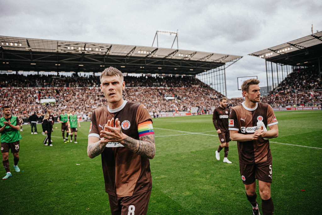 DSC05886 | Der offizielle Shop für FC St. Pauli Fotos. Wähle aus Spielszenen & Fanmomenten dein FCSP Wunschformat. Wir liefern Millerntor-Atmosphäre.