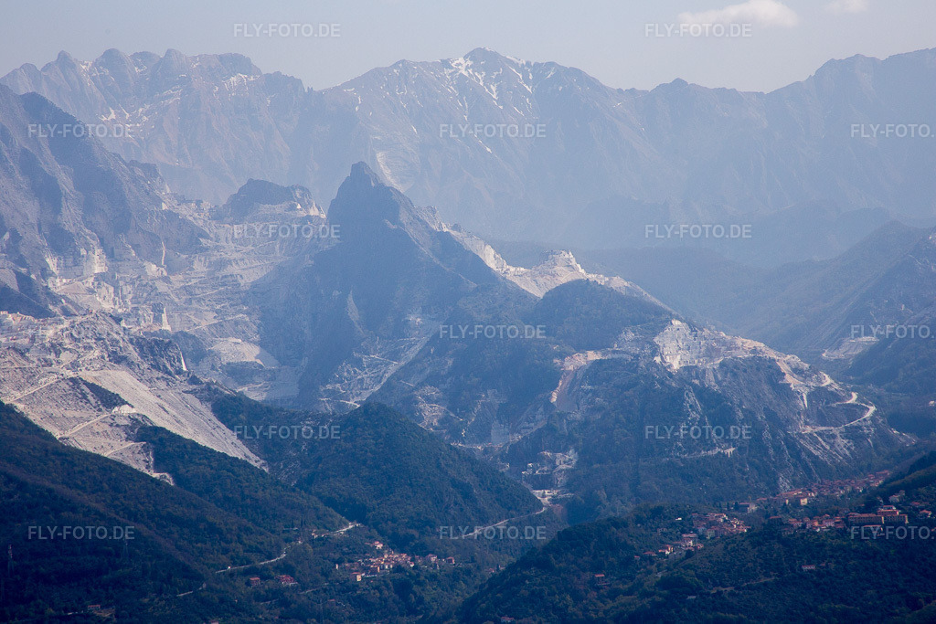 Luftbild: Ortsansicht in Carrara im Bundesland Massa-Carrara in Italien. Foto: IMG_087164.jpg vom 04.04.2016 durch Werner Riehm/FLY-FOTO.de