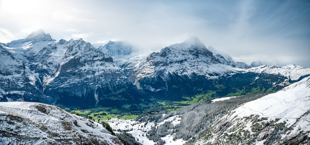 panoramic view from Grindelwald-First over Wetterhorn, Schreckhorn and Eiger with its Northface | Die ideale Geschenkidee für Naturliebhaber. Naturbilder von Marcel Gross Photography für ihr Zuhause in den verschiedensten Formaten und Materialien. - Realisiert mit Pictrs.com