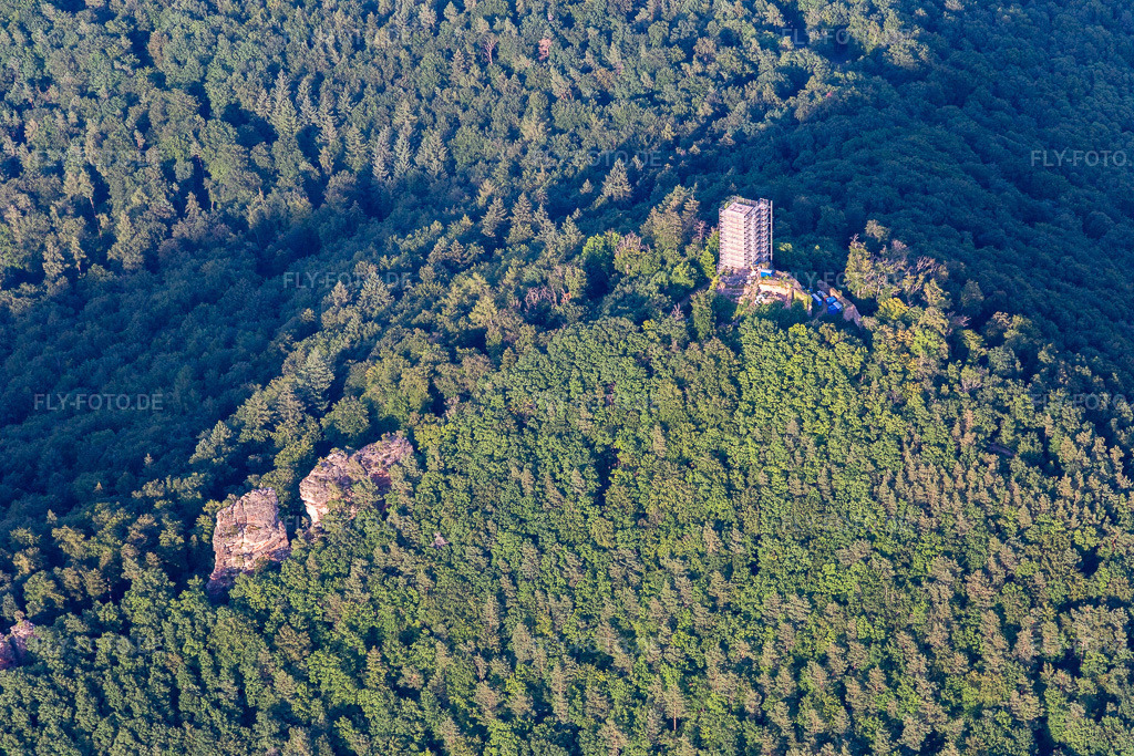 Luftbild: Burgruine Scharfenberg mit Gerüst in Leinsweiler im Bundesland Rheinland-Pfalz in Deutschland. Foto: IMG_133657.jpg vom 18.07.2022 durch Werner Riehm/FLY-FOTO.deWWW.WANDERPARADIES-WASGAU.DE