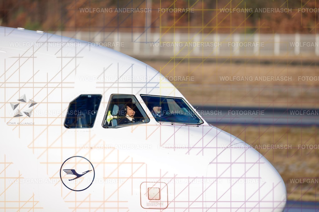 2026102-104916_EDDF_NW_TAXI_R3C_0156 | Im Cockpit des Flughafen Frankfurt am Main tragen Piloten und Pilotinnen täglich enorme Verantwortung. Konzentration, Erfahrung und Vertrauen im Team prägen diese besonderen Momente. Jeder Blick auf Instrumente, jede Entscheidung steht für Sicherheit, Präzision und Professionalität – eine stille Wertschätzung für Menschen, die Fliegen möglich machen. - Realisiert mit Pictrs.com