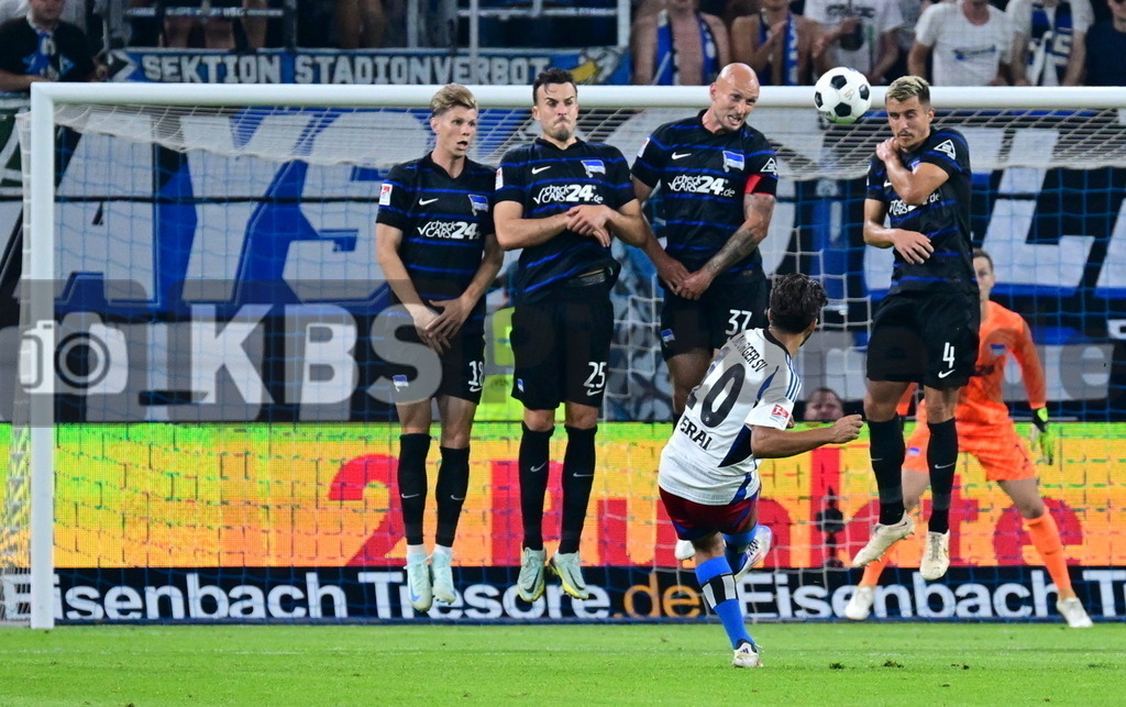KBS Picture_HSV-HerthaBSC_072 | v.v. Pherai Immanuel (HSV) schiesst ein Freistoss ueber die Mauer v.l. Schuler Luca (Hertha BSC) , Tabakovic Haris (Hertha BSC) , Leistner Toni (Hertha BSC) , Kempf Marc Oliver (Hertha BSC) ,Sportplatz :  Volksparkstadion, - Realisiert mit Pictrs.com