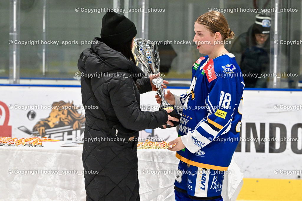 WILDCATS PATERNION & Lady Hawks Siegerehrung-Meisterfeier | KEHV-Damenreferentin Sabine Huber, Medailienübergabe, #98 Walluschnig Nadine Ramona LADY HAWKS, WILDCATS PATERNION &amp; Lady Hawks Siegerehrung-Meisterfeier, WILDCATS PATERNION &amp; Lady Hawks Siegerehrung-Meisterfeier am 12.03.2025 in Steindorf (Ossiachersee Halle), Austria, (Photo by Bernd Stefan)
