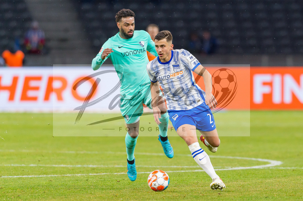 HERBOC20220204_028 | Fussball, Herren: Marc Oliver Kempf (Hertha BSC) und Juergen Locadia (VfL Bochum) im Zweikampf bei dem Spiel der 1. Bundesliga zwischen Hertha BSC und VfL Bochum im Olypiastadion am 04.02.2022 in Berlin, Deutschland.DFB / DFL REGULATIONS PROHIBIT ANY USE OF PHOTOGRAPHS AS IMAGE SEQUENCES AND/OR QUASI-VIDEO. - Realisiert mit Pictrs.com