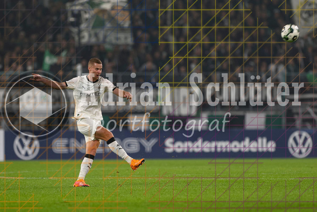 Borussia Mönchengladbach vs Karlsruher SC - DFB-Pokal 2. Runde | Mönchengladbach, Deutschland, 28.10.25:   Nico Elvedi (Borussia Mönchengladbach) in Aktion am Ball, Einzelaktion waehrend des Spiels der DFB-Pokal 2. Runde zwischen Borussia Mönchengladbach vs Karlsruher SC im Stadion im Borussia Park(Foto von Brauer-Fotoagentur / Adrian Schlueter)