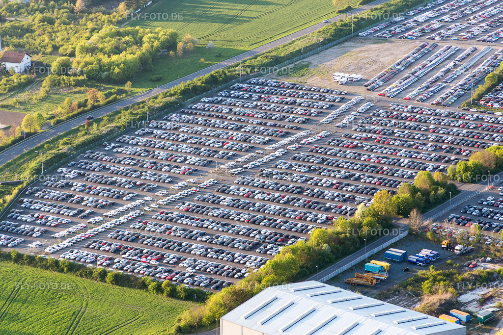 Parkplatz und Abstellfläche für PKW der  ARS Altmann AG Automobillogistik - Niederlassung Riedstadt im Ortsteil Goddelau | Luftbild: Parkplatz und Abstellfläche für PKW der  ARS Altmann AG Automobillogistik - Niederlassung Riedstadt im Ortsteil Goddelau in Riedstadt im Bundesland Hessen in Deutschland. Foto: IMG_077693.jpg vom 23.04.2015 durch Werner Riehm/FLY-FOTO.de - Realisiert mit Pictrs.com