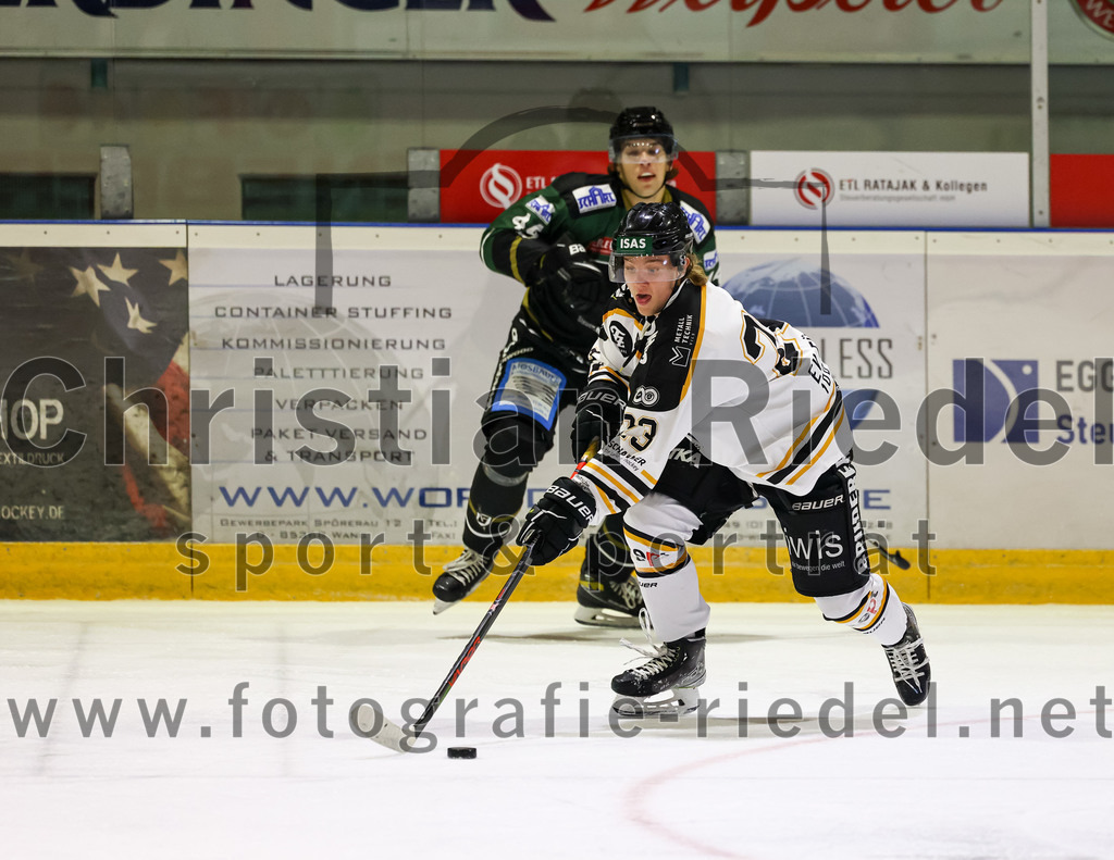 2022-09-23_053_TSV_Erding_gegen_EV_Fuessen | Erding, Deutschland, 23.09.2022:
Eishockey, Bayernliga 2022 / 2023, Testspiel, TSV Erding gegen EV Füssen, Endergebnis: 1:3

Paul Wallek (Erding Gladiators, #44), Tim Flammann (EV Füssen, #23)

Foto: Christian Riedel / fotografie-riedel.net