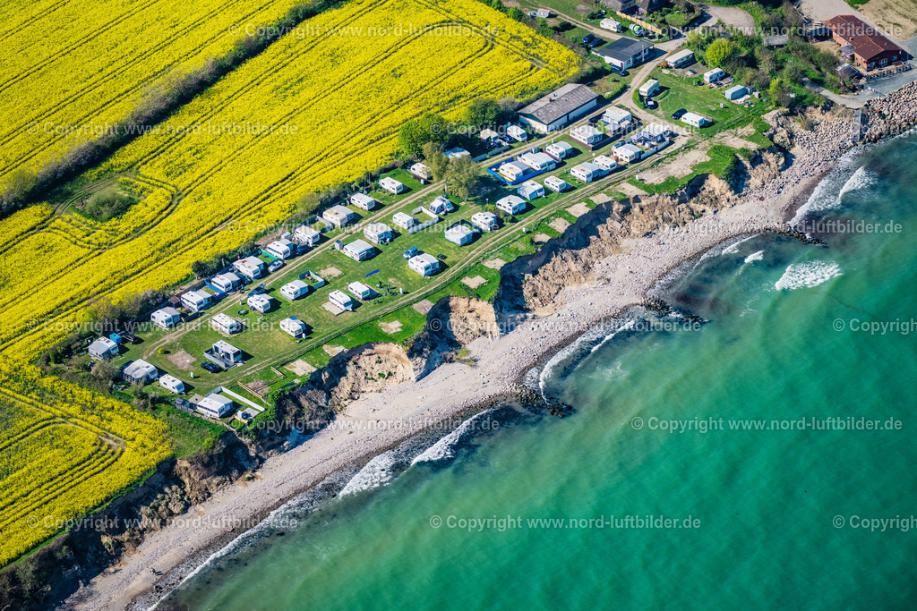 Waabs_Klein_Waabs_Campingplatz_Jordan_ELS_0558010524 | WAABS 01.05.2024 Campingplatz mit Wohnwagen nach der Ostseesturmflut 2023, abrutschen der Steilküste in Waabs im Bundesland Schleswig-Holstein, Deutschland. // Campsite with caravan after the Baltic Sea storm surge in 2023, slipping off the cliffs in Waabs in the state Schleswig-Holstein, Germany. Foto: Martin Elsen