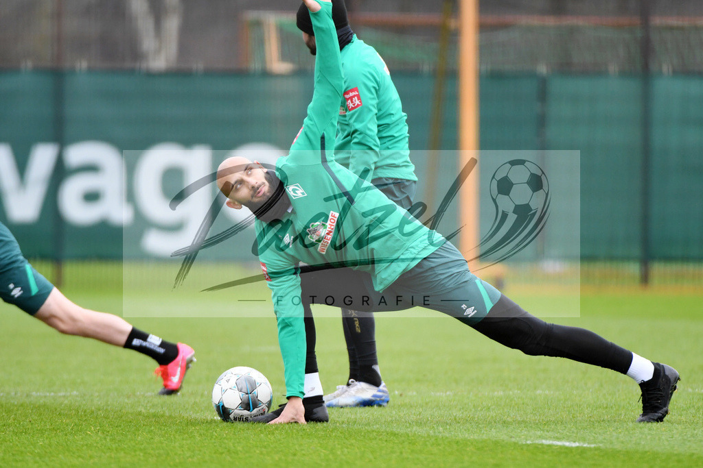 20200227_TRASVW_0080 | Fussball, Herren: Oemer Toprak (Werder Bremen) schaut waehrend der Trainingseinheit des SV Werder Bremen auf dem Trainingsplatz am wohninvest Weserstadion am 27.02.2020 in Bremen, Deutschland. - Realisiert mit Pictrs.com