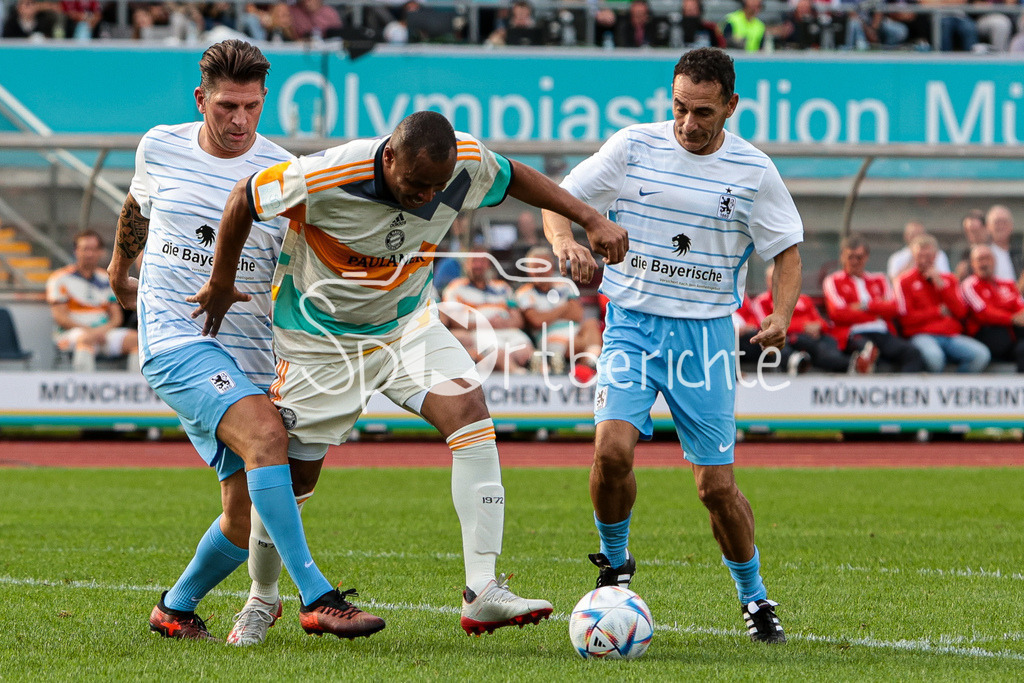 FC Bayern Muenchen - TSV 1860 Muenchen | Paulo Sergio (FCB #13) am Ball im Duell mit Puerk (TSV #22) und Vanenburg (TSV #5)