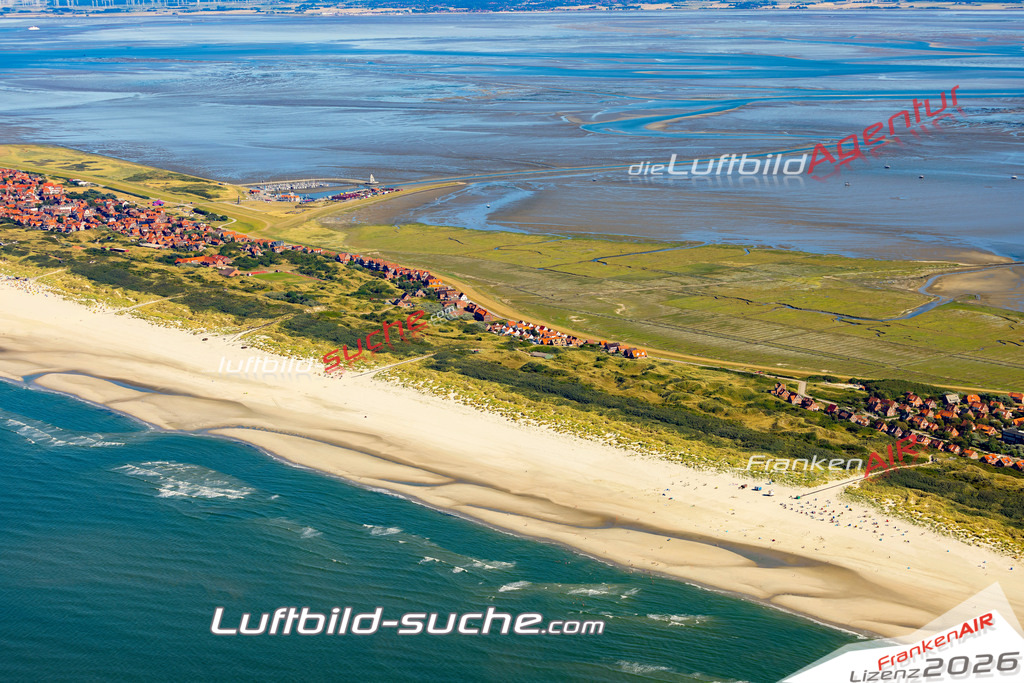 Aktuelles Luftbild von  Juist - Die Luftaufnahme wurde 2022 mittels UL-Flugzeug erstellt ( keine Drohne ) - hochauflösende Kamera-Systeme von  Canon -Beste Qualität - Für grossformatige Ausdrucke geeignet. Die Geschenkidee !