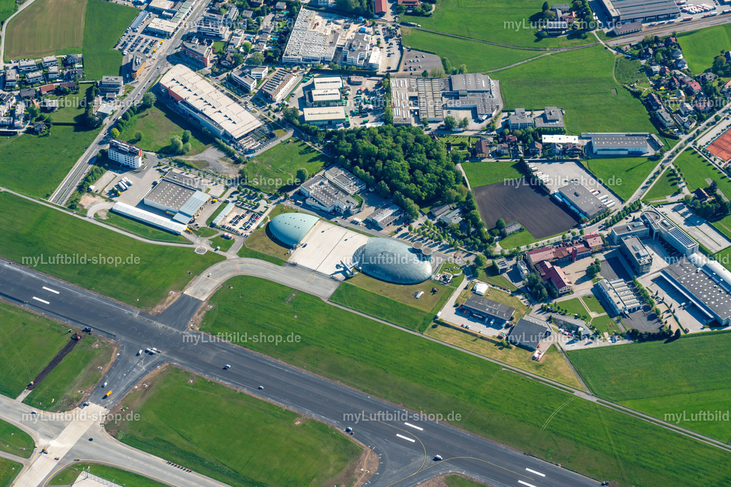 luftbild-airport-salzburg-bruno-kapeller-20 | Luftbild vom Airport Salzburg. Die Piste wurde nach fast 60 Jahren generalsaniert. Die Landebahn wurde für 5 Wochen total gesperrt. - Realisiert mit Pictrs.com