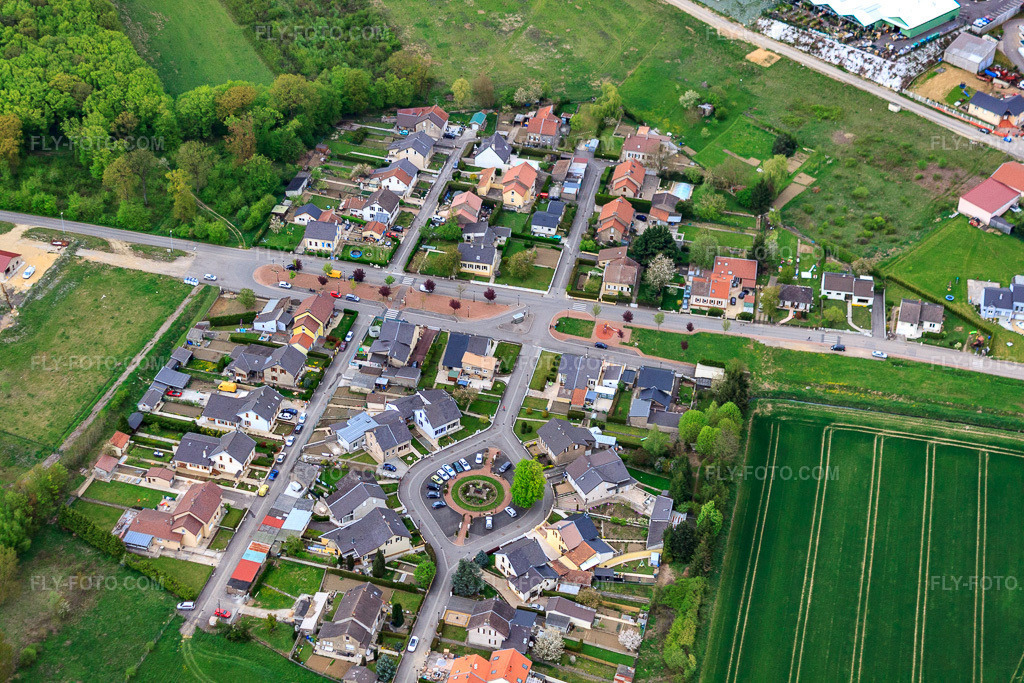 Aerial view: Rue du Reybach in the Cité Soetrich district in Hettange-Grande in the state Moselle, France. – Photo: IMG_39694.jpg taken on 04/16/2011 by Werner Riehm/FLY-FOTO.com – Resolution of the original: 4752 x 3168 px