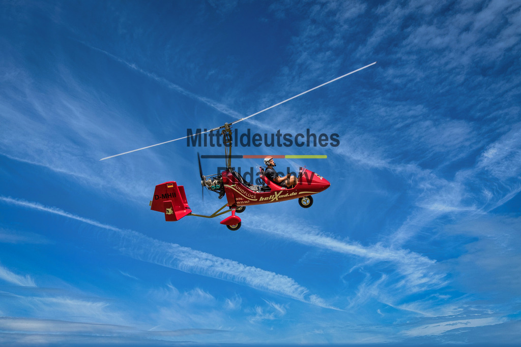 Gyrokopter-7120 | Der Pilot in seinem Tragschrauber, auch Gyrokopter genannt - Realisiert mit Pictrs.com