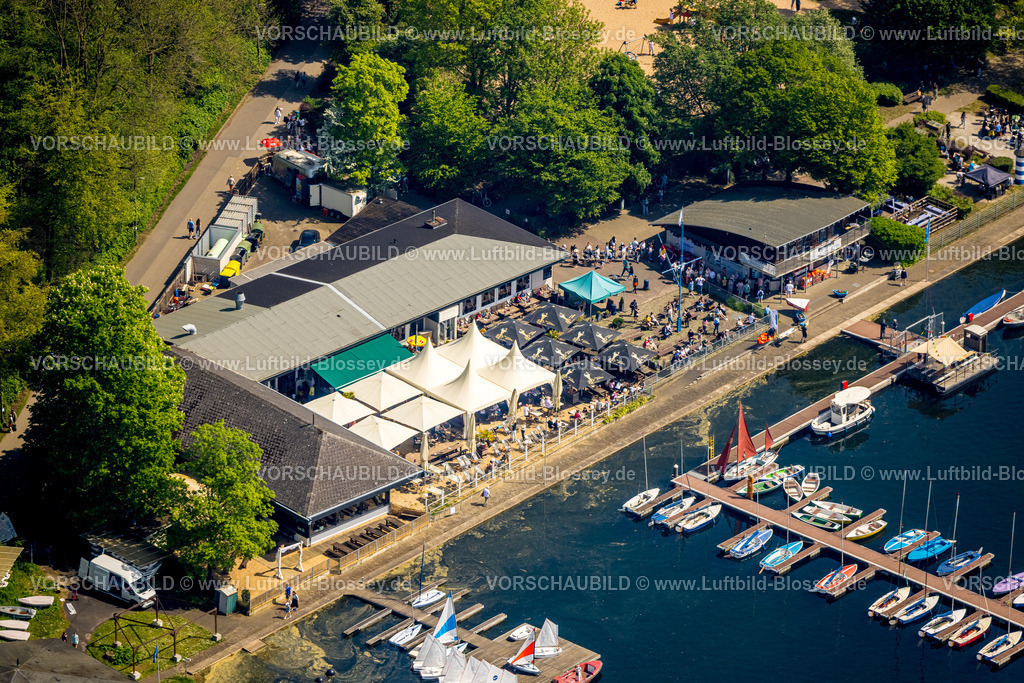 Duesseldorf240501158UnterbacherSee | Luftbild, Freizeitgestaltung am Unterbacher See, Se[h]restaurant am Bootshafen, Sonnenschirme und Baldachin, Bootsanlegestellen Segelboote und Tretboote, Unterbach, Düsseldorf, Rheinland, Nordrhein-Westfalen, Deutschland