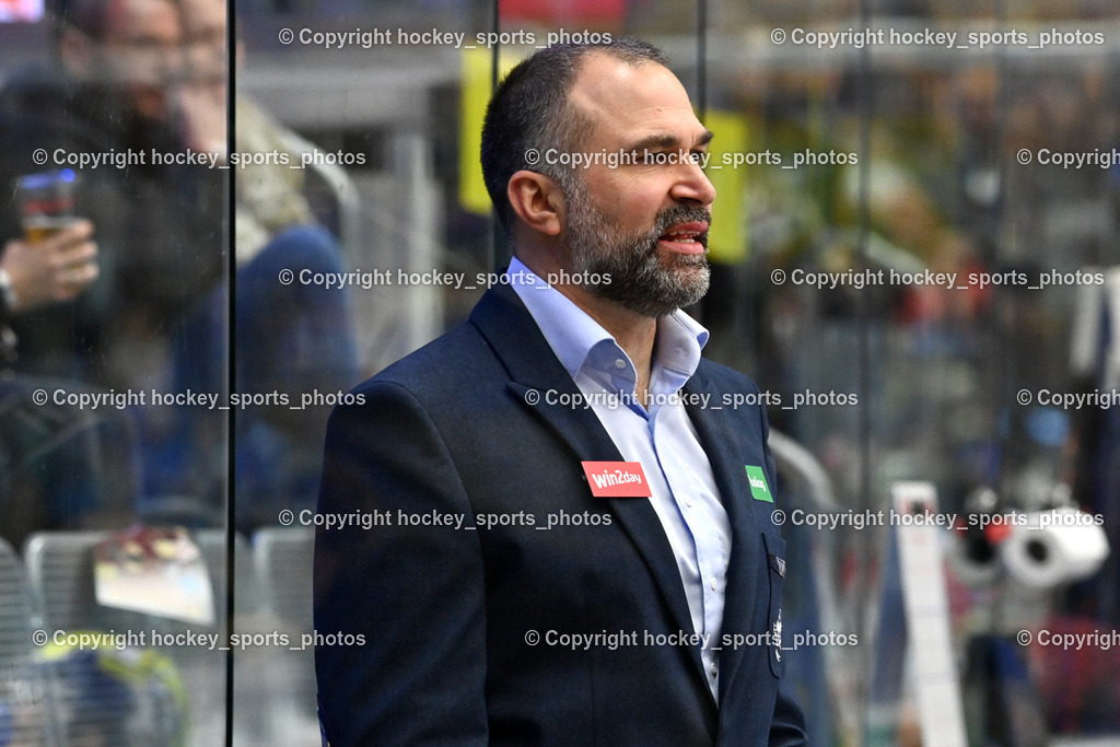 EC IDM WÄRMEPUMPEN VSV vs. HCB Südtirol Alperia, ÖEHV, | Pierre Allard Headcoach EC VSV, EC IDM WÄRMEPUMPEN VSV vs. HCB Südtirol Alperia, ÖEHV, EC IDM WÄRMEPUMPEN VSV vs. HCB Südtirol Alperia am 03.12.2025 in Villach (Stadthalle Villach), Austria, (Photo by Bernd Stefan)