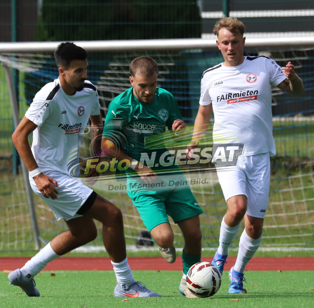VfL Holsen - TuS GW Pödinghausen | Auf dem Bild zu sehen: weiß VfL Holsen v.l.: Niklas Jaschke, Tobias Pohl ; grün GW Pödinghausen: Umut UyanikVfL Holsen, TuS GW Pödinghausen, Saison 25/26, Kreispokal, Holsen, Deutschland - Realisiert mit Pictrs.com